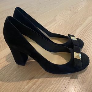 Black Kate Spade suede pumps